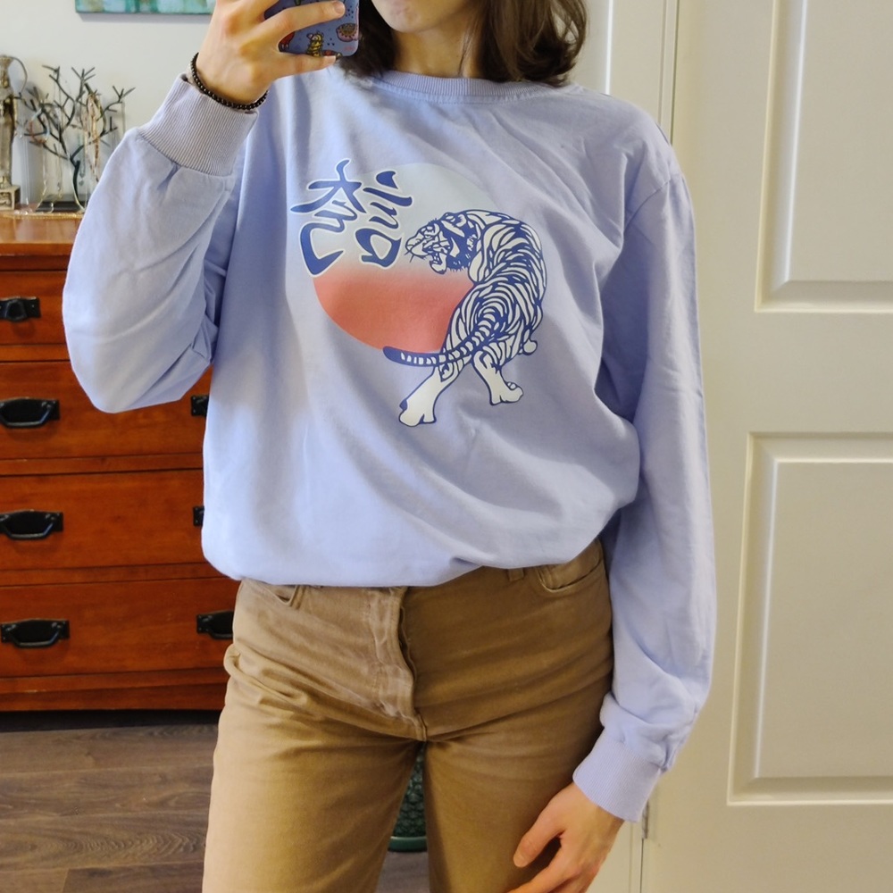 NWOT Tiger graphic sweatshirt in lilac pastel purple